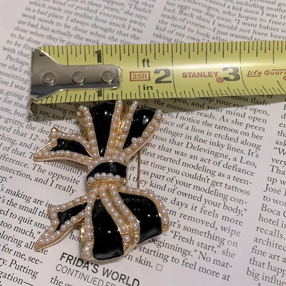Black pearlized bow brooch gold tone - Picture 6 of 10
